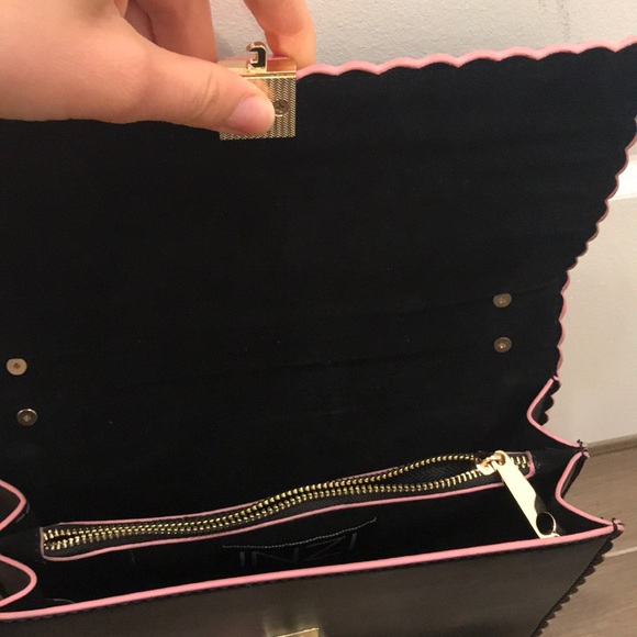 Black and pink lettuce edge purse - Picture 3 of 5